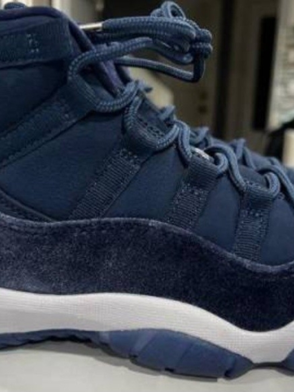 Men's Blue Velvet High-Top Athletic Sneakers Verified Authentic Jordan Retro 11 - Picture 4 of 6